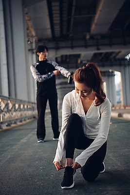 포토 JPG 주간 전신 커플 여자 남자 커플라이프 서기 앉기 20대 성인 야외 두명 앞모습 아웃포커스 운동복 운동 한국인 한강 신발끈묶기 가교 성인만 국내포토 자연요소 라이프스타일 건축물 옷 뷰포인트 관계 모션 서울 촬영기법 건강 사람 동양인 청년 묶기 신발끈 랜드마크 파일형식