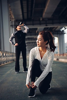 포토 JPG 주간 전신 커플 여자 남자 커플라이프 서기 앉기 20대 성인 야외 두명 앞모습 아웃포커스 운동복 운동 한국인 마시기 다리 물병 한강 신발끈묶기 가교 성인만 국내포토 자연요소 라이프스타일 건축물 옷 뷰포인트 관계 모션 서울 촬영기법 건강 사람 동양인 청년 묶기 물통 신발끈 랜드마크 파일형식 건축 한국 인종 생활 아시아 나라