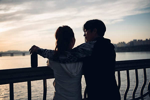 포토 JPG 주간 구름 커플 응시 여자 남자 실루엣 커플라이프 난간 하늘 서기 상반신 20대 성인 야외 두명 뒷모습 운동복 운동 노을 한국인 물병 한강 성인만 국내포토 자연요소 라이프스타일 시선 옷 뷰포인트 관계 모션 서울 촬영기법 건강 사람 동양인 청년 물통 랜드마크 파일형식