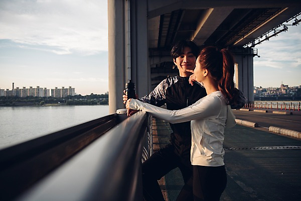 포토 JPG 주간 커플 여자 남자 커플라이프 난간 서기 웃음 상반신 20대 성인 야외 두명 앞모습 옆모습 아웃포커스 운동복 운동 한국인 물병 한강 가교 성인만 국내포토 자연요소 라이프스타일 건축물 옷 뷰포인트 관계 모션 서울 촬영기법 표정 건강 사람 동양인 청년 물통 랜드마크 파일형식