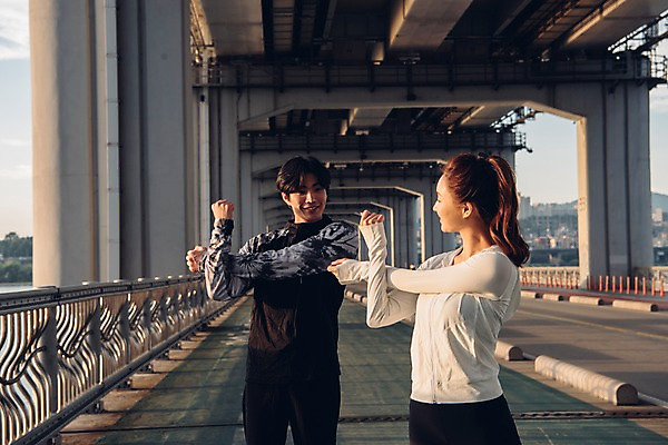 포토 JPG 주간 커플 여자 남자 커플라이프 서기 웃음 상반신 20대 성인 야외 두명 앞모습 운동복 운동 스트레칭 한국인 한강 가교 성인만 국내포토 자연요소 라이프스타일 건축물 옷 뷰포인트 관계 모션 서울 표정 건강 사람 동양인 청년 랜드마크 파일형식