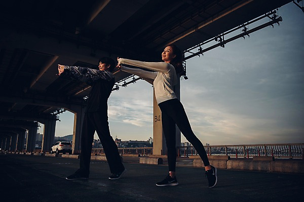 포토 JPG 주간 전신 커플 여자 남자 커플라이프 하늘 서기 20대 성인 야외 두명 옆모습 운동복 운동 스트레칭 한국인 성인만 국내포토 자연요소 라이프스타일 옷 뷰포인트 관계 모션 건강 사람 동양인 청년 파일형식