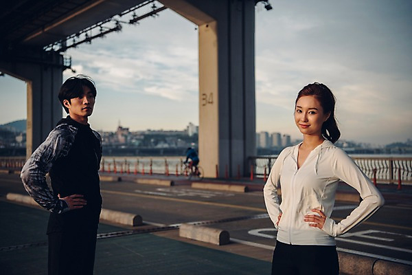 포토 JPG 주간 구름 커플 여자 남자 커플라이프 허리손 하늘 서기 상반신 20대 성인 야외 앞모습 아웃포커스 운동복 운동 한국인 한강 가교 성인만 국내포토 자연요소 라이프스타일 건축물 옷 뷰포인트 포즈 관계 모션 서울 촬영기법 건강 사람 동양인 청년 랜드마크 파일형식