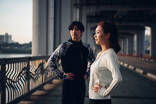 포토 JPG 주간 커플 응시 여자 남자 커플라이프 허리손 서기 상반신 20대 성인 야외 두명 앞모습 옆모습 아웃포커스 운동복 운동 한국인 한강 가교 성인만 국내포토 자연요소 라이프스타일 건축물 시선 옷 뷰포인트 포즈 관계 모션 서울 촬영기법 건강 사람 동양인 청년 랜드마크 파일형식