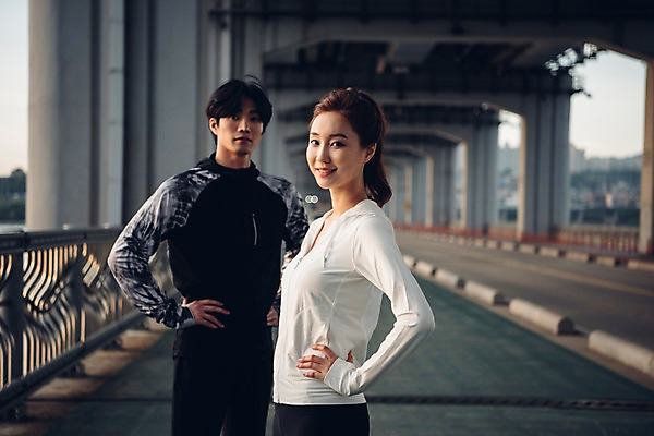 포토 JPG 주간 커플 여자 남자 커플라이프 허리손 서기 웃음 상반신 20대 성인 야외 두명 앞모습 옆모습 아웃포커스 운동복 운동 한국인 한강 가교 성인만 국내포토 자연요소 라이프스타일 건축물 옷 뷰포인트 포즈 관계 모션 서울 촬영기법 표정 건강 사람 동양인 청년 랜드마크 파일형식