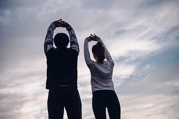 포토 JPG 주간 구름 커플 여자 남자 커플라이프 하늘 서기 상반신 20대 성인 야외 두명 뒷모습 운동복 운동 스트레칭 한국인 성인만 국내포토 자연요소 라이프스타일 옷 뷰포인트 관계 모션 건강 사람 동양인 청년 파일형식