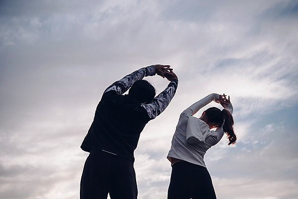 포토 JPG 주간 구름 커플 여자 남자 커플라이프 하늘 서기 상반신 20대 성인 야외 두명 뒷모습 운동복 운동 스트레칭 한국인 성인만 국내포토 자연요소 라이프스타일 옷 뷰포인트 관계 모션 건강 사람 동양인 청년 파일형식