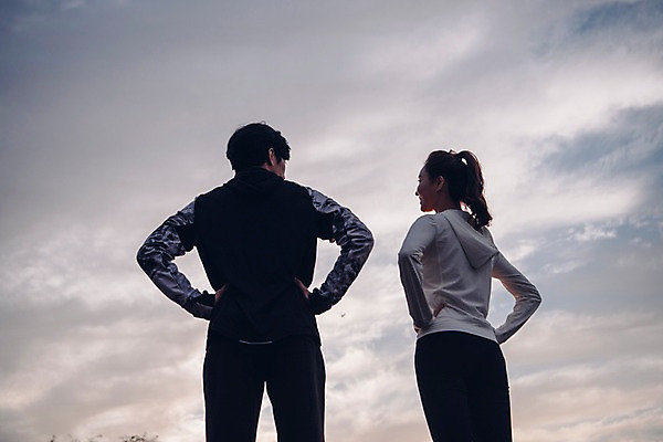 포토 JPG 주간 구름 커플 여자 남자 커플라이프 허리손 하늘 서기 상반신 20대 성인 야외 두명 뒷모습 운동복 운동 한국인 성인만 국내포토 자연요소 라이프스타일 옷 뷰포인트 포즈 관계 모션 건강 사람 동양인 청년 파일형식