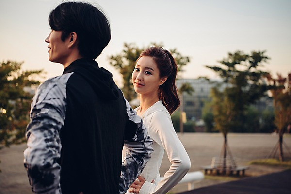 포토 JPG 주간 커플 여자 남자 커플라이프 서기 상반신 20대 성인 야외 두명 옆모습 아웃포커스 운동복 운동 한국인 성인만 국내포토 자연요소 라이프스타일 옷 뷰포인트 관계 모션 촬영기법 건강 사람 동양인 청년 파일형식