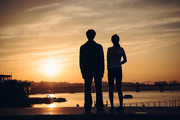 포토 JPG 주간 전신 구름 커플 여자 남자 실루엣 커플라이프 하늘 서기 20대 성인 야외 두명 뒷모습 노을 한국인 한강 가교 성인만 국내포토 자연요소 라이프스타일 건축물 뷰포인트 관계 모션 서울 촬영기법 사람 동양인 청년 랜드마크 파일형식