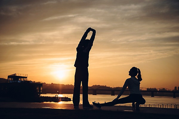 포토 JPG 주간 전신 구름 커플 여자 남자 실루엣 커플라이프 하늘 서기 앉기 20대 성인 야외 두명 뒷모습 노을 스트레칭 한국인 한강 기지개 가교 성인만 국내포토 자연요소 라이프스타일 건축물 뷰포인트 관계 모션 서울 촬영기법 사람 동양인 청년 운동 랜드마크 파일형식