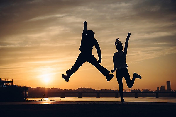 포토 JPG 주간 전신 구름 커플 여자 남자 실루엣 커플라이프 하늘 20대 성인 야외 두명 뒷모습 노을 점프 한국인 한강 가교 성인만 국내포토 자연요소 라이프스타일 건축물 뷰포인트 관계 모션 서울 촬영기법 사람 동양인 청년 랜드마크 파일형식