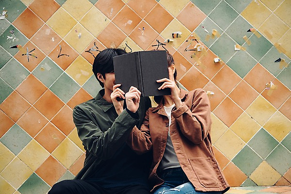 포토 JPG 주간 커플 여자 남자 커플라이프 데이트 앉기 상반신 20대 성인 야외 두명 앞모습 책 한국인 성인만 국내포토 자연요소 라이프스타일 뷰포인트 관계 모션 사람 동양인 청년 파일형식