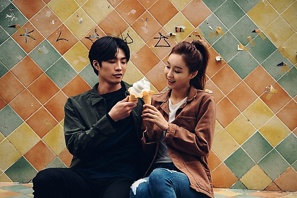 포토 JPG 주간 커플 여자 남자 커플라이프 데이트 웃음 앉기 상반신 20대 성인 야외 두명 앞모습 한국인 아이스크림콘 콘아이스크림 성인만 국내포토 자연요소 라이프스타일 뷰포인트 관계 모션 아이스크림 표정 사람 동양인 청년 콘 파일형식