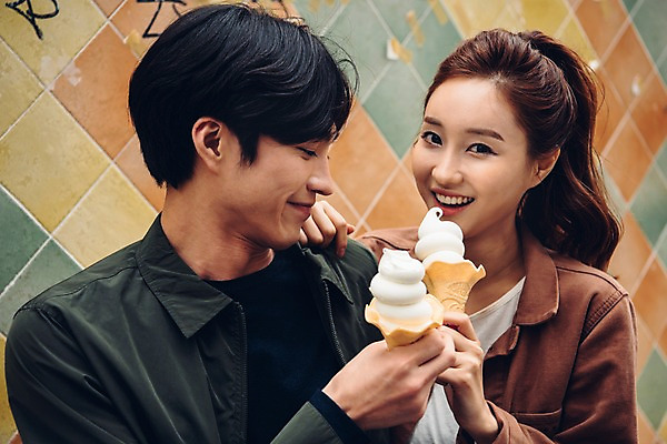 포토 JPG 주간 커플 여자 남자 커플라이프 데이트 웃음 앉기 상반신 20대 성인 야외 두명 앞모습 한국인 아이스크림콘 콘아이스크림 성인만 국내포토 자연요소 라이프스타일 뷰포인트 관계 모션 아이스크림 표정 사람 동양인 청년 콘 파일형식