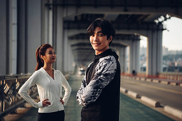 포토 JPG 주간 커플 여자 남자 커플라이프 서기 웃음 상반신 20대 성인 야외 두명 옆모습 아웃포커스 운동 팔짱 한국인 한강 가교 성인만 국내포토 자연요소 라이프스타일 건축물 뷰포인트 관계 모션 서울 촬영기법 표정 건강 사람 동양인 청년 랜드마크 파일형식