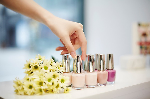 포토 JPG 손 꽃 실내 20대 아웃포커스 신체부위 뷰티 한국인 손톱관리 네일아트 매니큐어 네일샵 젤네일 국내포토 식물 촬영기법 사람 동양인 청년 내부 상점 화장품 파일형식