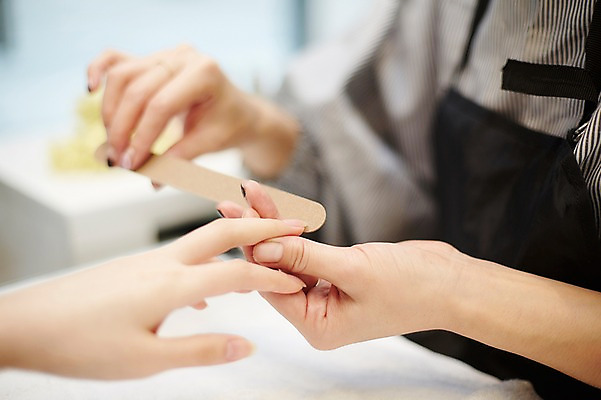 포토 JPG 손 실내 20대 아웃포커스 신체부위 뷰티 한국인 손톱관리 네일아트 네일샵 손톱정리 젤네일 국내포토 촬영기법 사람 동양인 청년 내부 상점 미용 파일형식