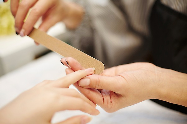 포토 JPG 손 실내 20대 두명 아웃포커스 신체부위 뷰티 한국인 손톱관리 네일아트 네일샵 손톱정리 젤네일 국내포토 촬영기법 사람 동양인 청년 내부 상점 미용 파일형식