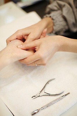 포토 JPG 손 실내 20대 두명 아웃포커스 신체부위 뷰티 한국인 마사지 손톱관리 네일아트 네일샵 큐티클정리기 젤네일 국내포토 촬영기법 사람 동양인 청년 내부 상점 미용용품 파일형식