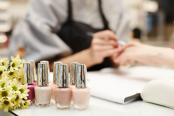 포토 JPG 손 꽃 실내 20대 두명 아웃포커스 신체부위 뷰티 한국인 손톱관리 네일아트 매니큐어 네일샵 젤네일 국내포토 식물 촬영기법 사람 동양인 청년 내부 상점 화장품 파일형식