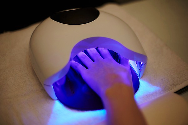 포토 JPG 손 실내 20대 두명 신체부위 뷰티 기계 한국인 램프 손톱관리 네일아트 네일샵 LED 젤네일램프 젤네일 국내포토 전구 조명 사람 동양인 청년 내부 상점 파일형식