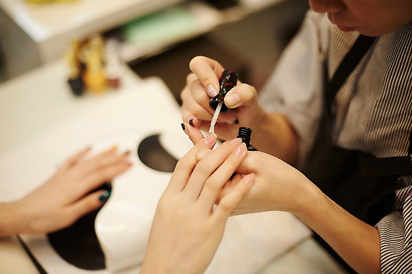 포토 JPG 손 실내 20대 두명 아웃포커스 신체부위 뷰티 한국인 손톱관리 네일아트 매니큐어 네일샵 젤네일 국내포토 촬영기법 사람 동양인 청년 내부 상점 화장품 파일형식