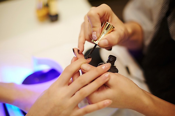 포토 JPG 손 실내 20대 두명 아웃포커스 신체부위 뷰티 한국인 손톱관리 네일아트 매니큐어 네일샵 젤네일 국내포토 촬영기법 사람 동양인 청년 내부 상점 화장품 파일형식