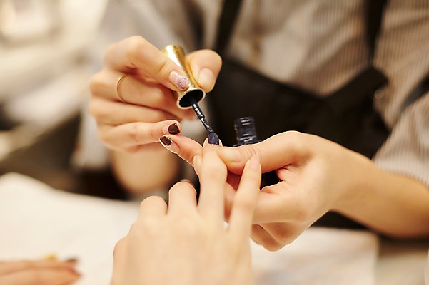 포토 JPG 손 실내 20대 두명 아웃포커스 신체부위 뷰티 한국인 손톱관리 네일아트 매니큐어 네일샵 젤네일 국내포토 촬영기법 사람 동양인 청년 내부 상점 화장품 파일형식