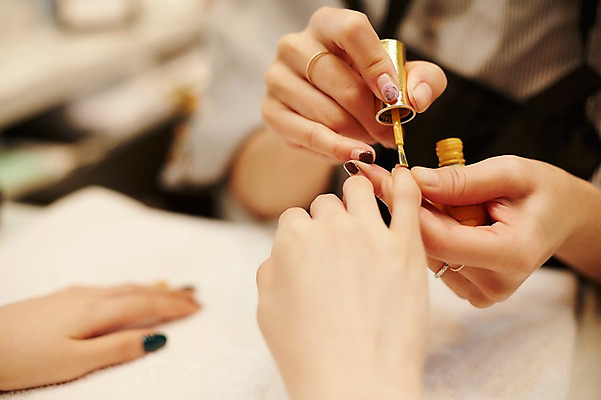 포토 JPG 손 실내 20대 두명 아웃포커스 신체부위 뷰티 한국인 손톱관리 네일아트 매니큐어 네일샵 젤네일 국내포토 촬영기법 사람 동양인 청년 내부 상점 화장품 파일형식