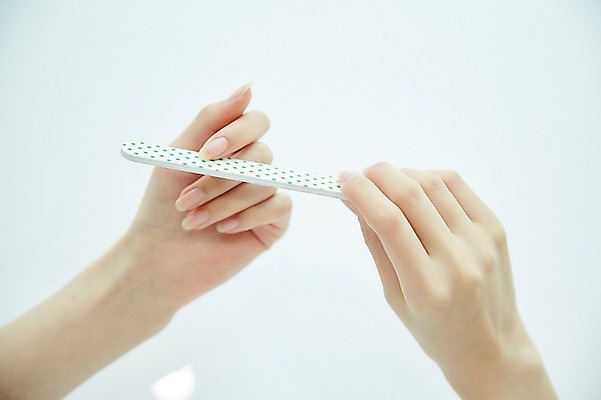 포토 JPG 손 실내 20대 신체부위 뷰티 한국인 손톱관리 네일아트 손톱정리 네일화일 젤네일 국내포토 사람 동양인 청년 내부 미용 파일형식