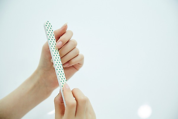 포토 JPG 손 실내 20대 신체부위 뷰티 한국인 손톱관리 네일아트 손톱정리 네일화일 젤네일 국내포토 사람 동양인 청년 내부 미용 파일형식