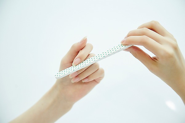 포토 JPG 손 실내 20대 신체부위 뷰티 한국인 손톱관리 네일아트 손톱정리 네일화일 젤네일 국내포토 사람 동양인 청년 내부 미용 파일형식