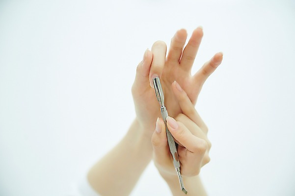 포토 JPG 손 실내 20대 신체부위 뷰티 한국인 손톱관리 네일아트 큐티클정리기 젤네일 국내포토 사람 동양인 청년 내부 미용용품 파일형식