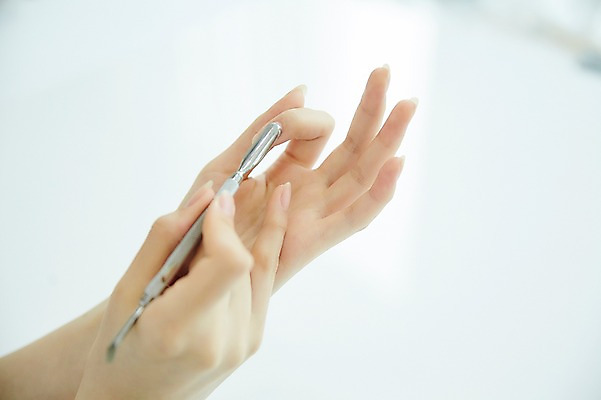 포토 JPG 손 실내 20대 신체부위 뷰티 한국인 손톱관리 네일아트 큐티클정리기 젤네일 국내포토 사람 동양인 청년 내부 미용용품 파일형식