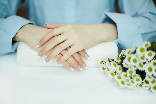 포토 JPG 손 꽃 실내 20대 앞모습 아웃포커스 신체부위 뷰티 한국인 손톱관리 네일아트 손모으기 젤네일 국내포토 식물 뷰포인트 촬영기법 사람 동양인 손짓 청년 내부 파일형식