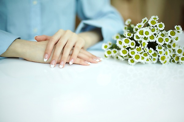 포토 JPG 손 꽃 실내 20대 앞모습 아웃포커스 신체부위 뷰티 한국인 손톱관리 네일아트 손모으기 젤네일 국내포토 식물 뷰포인트 촬영기법 사람 동양인 손짓 청년 내부 파일형식