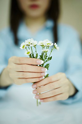 포토 JPG 손 꽃 실내 들기 20대 앞모습 아웃포커스 신체부위 뷰티 한국인 손톱관리 네일아트 젤네일 국내포토 식물 뷰포인트 모션 촬영기법 사람 동양인 청년 내부 파일형식