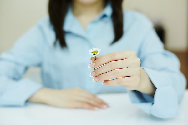 포토 JPG 손 꽃 실내 들기 20대 앞모습 아웃포커스 신체부위 뷰티 한국인 손톱관리 네일아트 젤네일 국내포토 식물 뷰포인트 모션 촬영기법 사람 동양인 청년 내부 파일형식