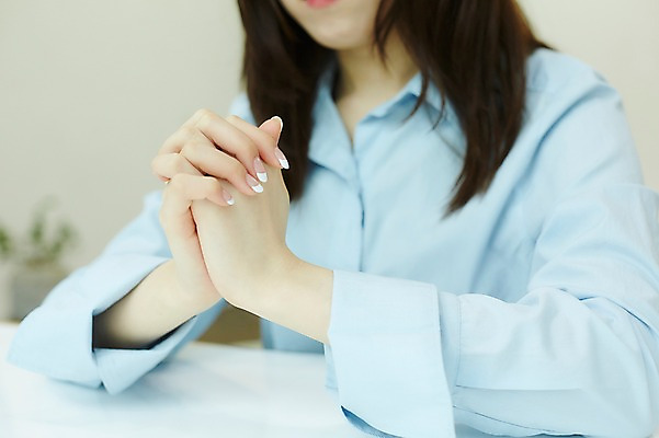 포토 JPG 손 실내 20대 앞모습 아웃포커스 신체부위 뷰티 한국인 기도 손톱관리 네일아트 손모으기 젤네일 국내포토 뷰포인트 촬영기법 사람 동양인 손짓 청년 내부 파일형식