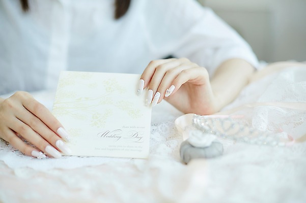 포토 JPG 손 실내 20대 아웃포커스 신체부위 뷰티 한국인 손톱관리 네일아트 편지 청첩장 젤네일 국내포토 레이스천 카드_감사 촬영기법 사람 동양인 청년 내부 직물 파일형식