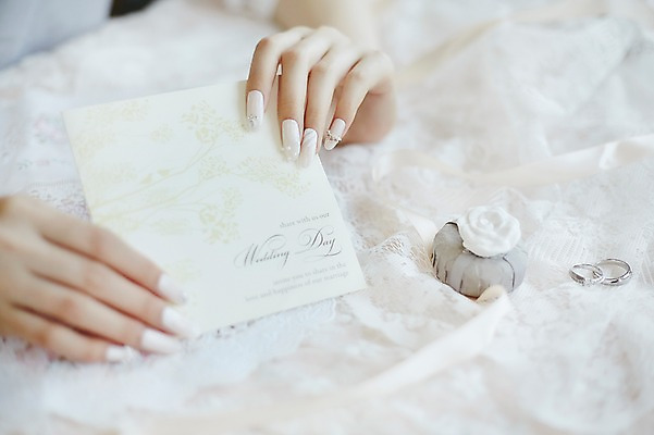 포토 JPG 손 실내 20대 아웃포커스 신체부위 뷰티 한국인 반지 손톱관리 네일아트 편지 청첩장 레이스치마 젤네일 국내포토 장신구 카드_감사 촬영기법 사람 동양인 청년 내부 치마 파일형식