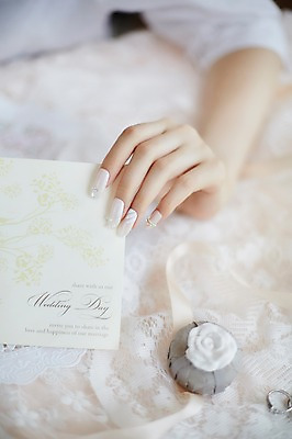 포토 JPG 손 실내 20대 아웃포커스 신체부위 뷰티 한국인 반지 손톱관리 네일아트 청첩장 젤네일 국내포토 레이스천 장신구 카드_감사 촬영기법 사람 동양인 청년 내부 직물 파일형식