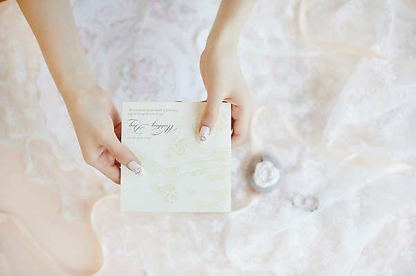 포토 JPG 손 실내 20대 아웃포커스 신체부위 뷰티 한국인 반지 손톱관리 네일아트 청첩장 젤네일 국내포토 레이스천 장신구 카드_감사 촬영기법 사람 동양인 청년 내부 직물 파일형식