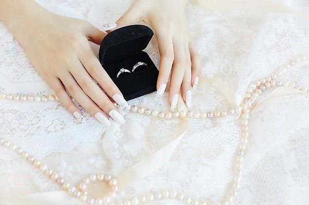 포토 JPG 손 실내 20대 아웃포커스 신체부위 뷰티 한국인 반지 손톱관리 네일아트 진주목걸이 젤네일 국내포토 레이스천 목걸이 장신구 촬영기법 사람 동양인 청년 내부 직물 진주_보석 파일형식