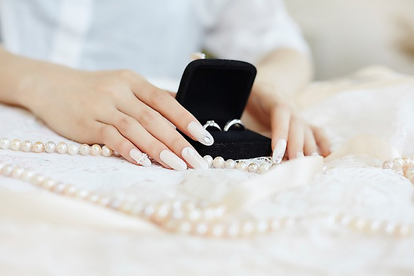 포토 JPG 손 실내 20대 아웃포커스 신체부위 뷰티 한국인 반지 손톱관리 네일아트 진주목걸이 젤네일 국내포토 레이스천 목걸이 장신구 촬영기법 사람 동양인 청년 내부 직물 진주_보석 파일형식