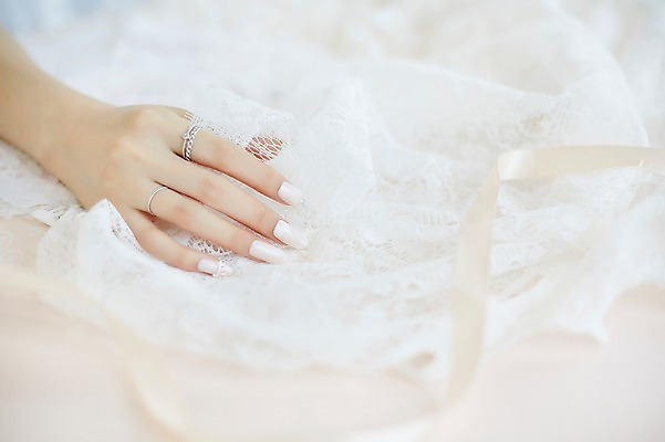 포토 JPG 손 실내 20대 아웃포커스 신체부위 뷰티 한국인 반지 손톱관리 네일아트 젤네일 국내포토 레이스천 장신구 촬영기법 사람 동양인 청년 내부 직물 파일형식