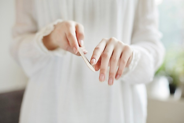 포토 JPG 손 실내 20대 아웃포커스 신체부위 뷰티 한국인 손톱관리 네일아트 손톱정리 젤네일 국내포토 촬영기법 사람 동양인 청년 내부 미용 파일형식