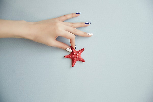 포토 JPG 스튜디오촬영 손 불가사리 실내 20대 신체부위 뷰티 한국인 잡기 손톱관리 네일아트 젤네일 국내포토 모션 극피동물 사람 동양인 청년 내부 파일형식