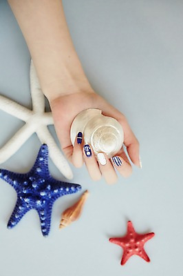 포토 JPG 스튜디오촬영 손 조개 불가사리 실내 20대 신체부위 뷰티 한국인 잡기 손톱관리 네일아트 젤네일 국내포토 모션 어패류 극피동물 사람 동양인 청년 내부 파일형식